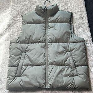 Old Navy Green Puffer Vest (Men’s Large)